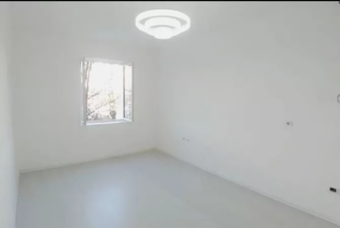 Ambiente Commerciale in Affitto 3+1 a Tirana - 650 Euro