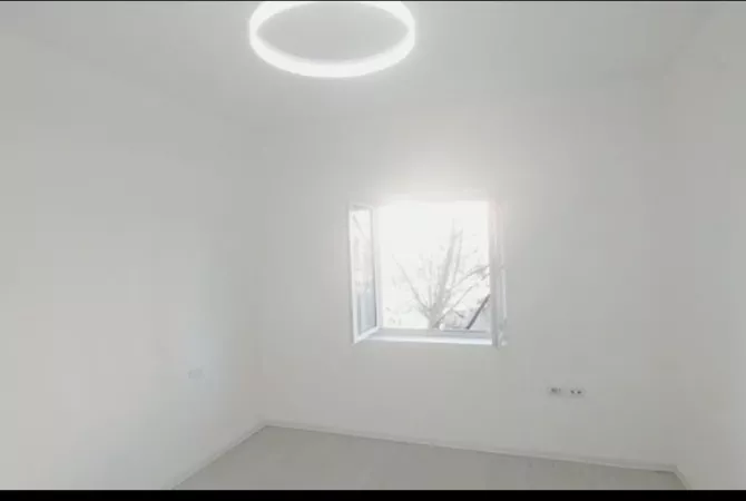 Ambiente Commerciale in Affitto 3+1 a Tirana - 650 Euro
