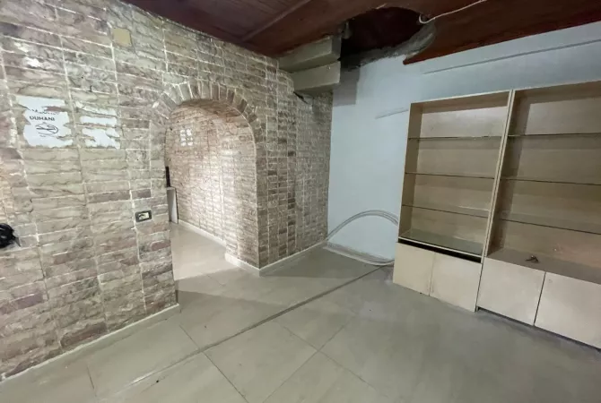 Ambiente Commerciale in Affitto 1+1 a Tirana - 400 Euro