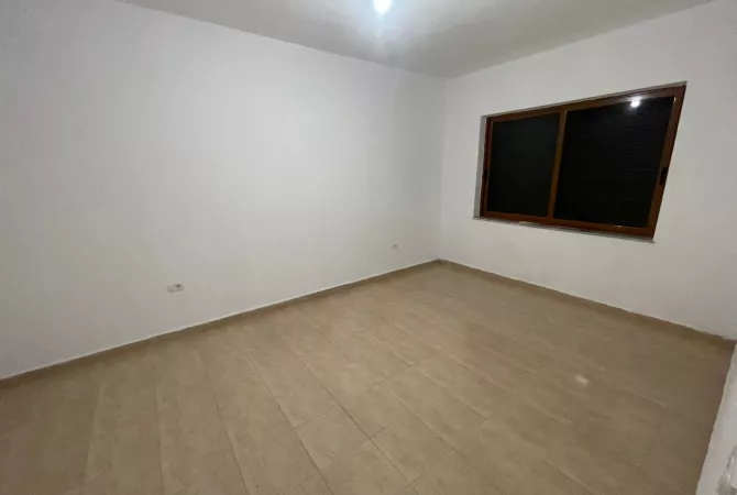 Ambiente Commerciale in Affitto 1+1 a Tirana - 450 Euro