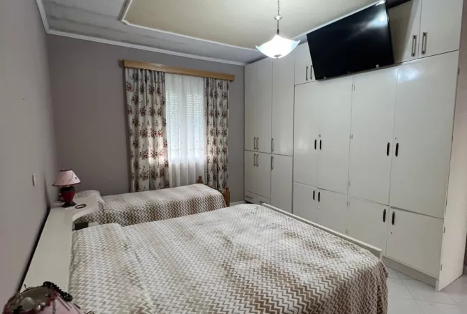 Shtepi ne shitje Shtepi Private ne Tirane, 3+1, Mobilimi E mobiluar, Pagesa 400,000  Euro.