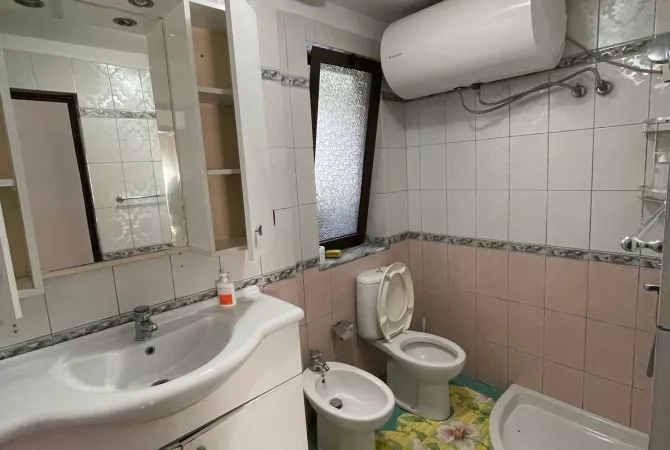 Shtepi ne shitje Apartament ne Tirane, 2+1, Mobilimi E mobiluar, Pagesa 120,000  Euro.