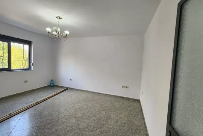 Shtepi ne shitje Apartament ne Tirane, 1+1, Mobilimi Bosh, pa mobiluar, Pagesa 103,000  Euro.