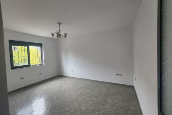 Shtepi ne shitje Apartament ne Tirane, 1+1, Mobilimi Bosh, pa mobiluar, Pagesa 103,000  Euro.