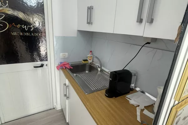 Shitet, Biznesi Qender Estetike, Komuna e Parisit, Tirane - 10,000Euro | 25 m2