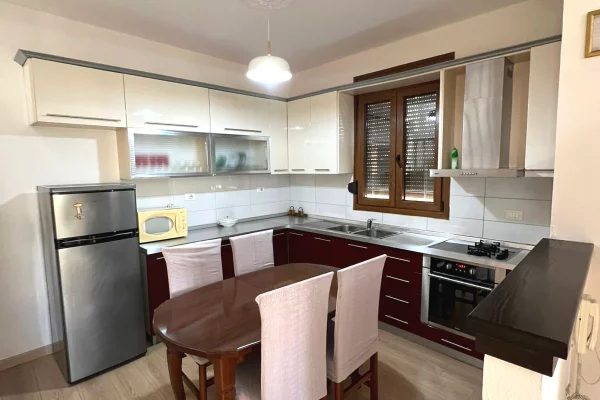 Shtepi me qera 4+1 ne Tirane - 1,100 Euro