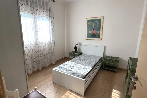 Shtepi me qera 4+1 ne Tirane - 1,100 Euro