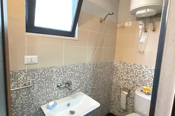 Shtepi ne shitje Apartament ne Tirane, 3+1, Mobilimi E mobiluar, Pagesa 145,000  Euro.