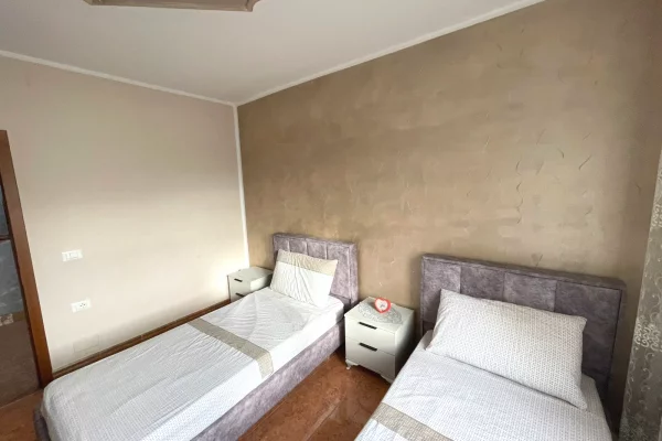 Shtepi ne shitje Apartament ne Tirane, 3+1, Mobilimi E mobiluar, Pagesa 145,000  Euro.