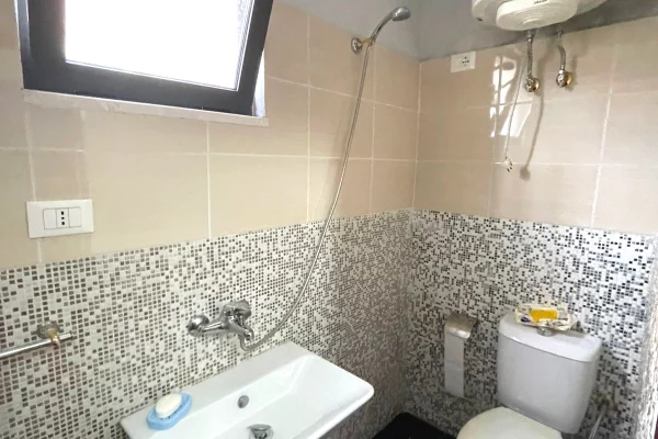 Shtepi ne shitje Apartament ne Tirane, 3+1, Mobilimi E mobiluar, Pagesa 145,000  Euro.