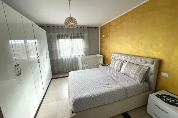 Shtepi ne shitje Apartament ne Tirane, 3+1, Mobilimi E mobiluar, Pagesa 145,000  Euro.
