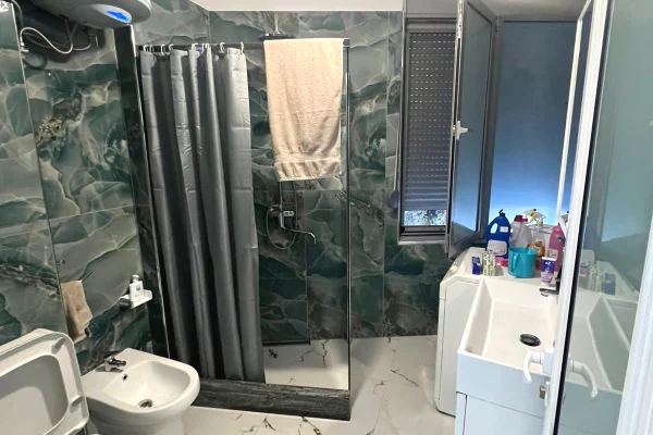 Shtepi ne shitje Apartament ne Tirane, 2+1, Mobilimi E mobiluar, Pagesa 150,000  Euro.