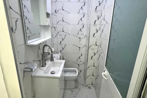 Shtepi ne shitje Apartament ne Tirane, 2+1, Mobilimi E mobiluar, Pagesa 150,000  Euro.