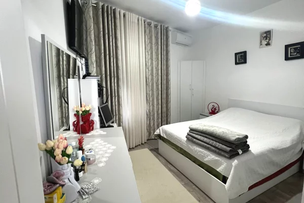 Shtepi ne shitje Apartament ne Tirane, 2+1, Mobilimi E mobiluar, Pagesa 150,000  Euro.