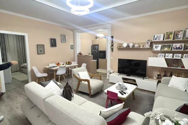 Shtepi ne shitje Apartament ne Tirane, 2+1, Mobilimi E mobiluar, Pagesa 150,000  Euro.