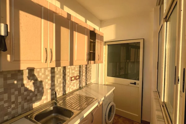 Shtepi ne shitje Apartament ne Tirane, 1+1, Mobilimi E mobiluar, Pagesa 75,000  Euro.