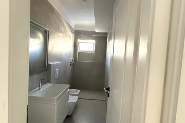 Shtepi ne shitje Apartament ne Tirane, 2+1, Mobilimi E mobiluar, Pagesa 118,000  Euro.