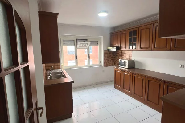 Shtepi me qera 3+1 ne Tirane - 50,000 Leke