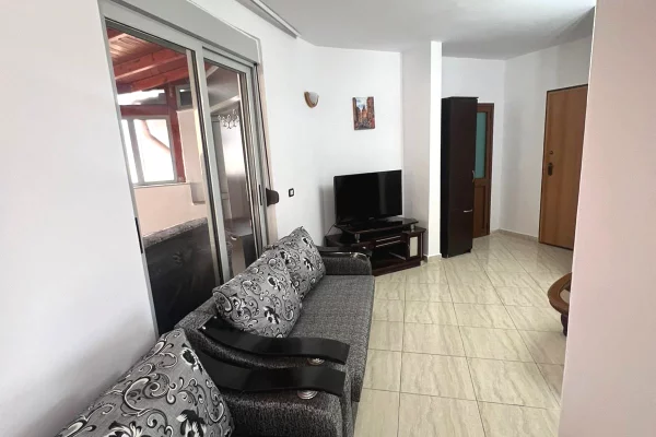 Shtepi me qera Apartament ne Tirane, 2+1, Mobilimi Pjeserisht e mobiluar, Pagesa 550  Euro.