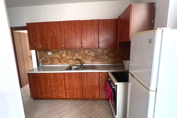 Shtepi me qera Apartament ne Tirane, 2+1, Mobilimi Pjeserisht e mobiluar, Pagesa 550  Euro.