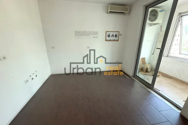 Ambiente Commerciale in Affitto 3+1 a Tirana - 700 Euro