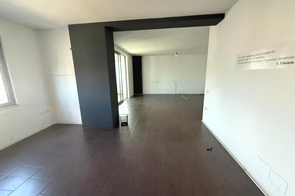 Ambiente Commerciale in Affitto 3+1 a Tirana - 700 Euro