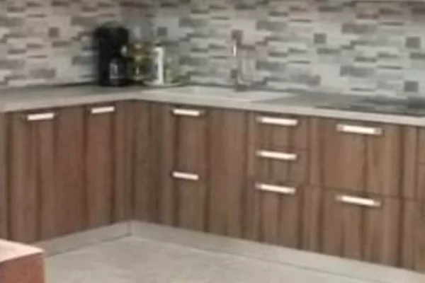 Ambiente Commerciale in Affitto 1+1 a Tirana - 350 Euro