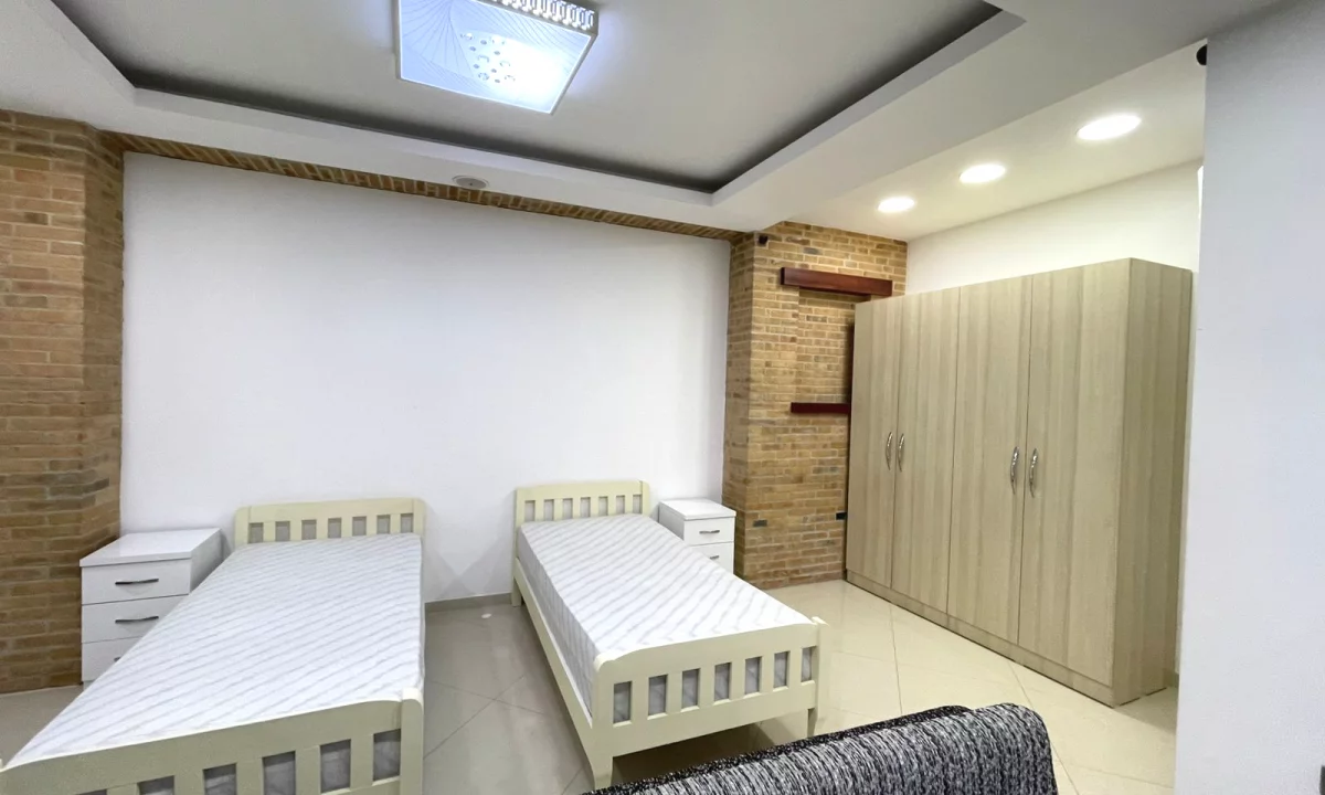 Shtepi me qera Shtepi Private ne Tirane, Garsoniere, Mobilimi E mobiluar, Pagesa 30,000  Leke.