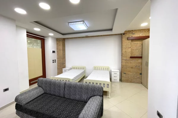 Shtepi me qera Shtepi Private ne Tirane, Garsoniere, Mobilimi E mobiluar, Pagesa 30,000  Leke.