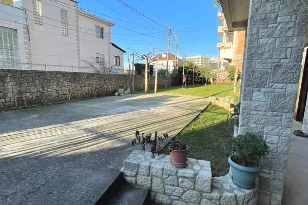 Shtepi me qera Shtepi Private ne Tirane, Garsoniere, Mobilimi E mobiluar, Pagesa 30,000  Leke.