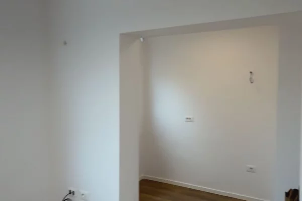 Shtepi ne shitje Apartament ne Tirane, 1+1, Mobilimi Bosh, pa mobiluar, Pagesa 108,000  Euro.