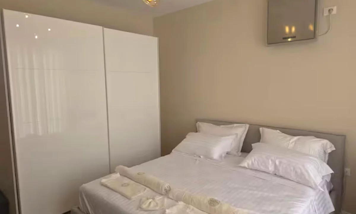 Shtepi me qera Apartament ne Tirane, 2+1, Mobilimi E mobiluar, Pagesa 1,200  Euro.