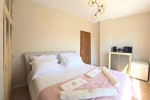 Shtepi me qera Apartament ne Tirane, 2+1, Mobilimi E mobiluar, Pagesa 1,200  Euro.