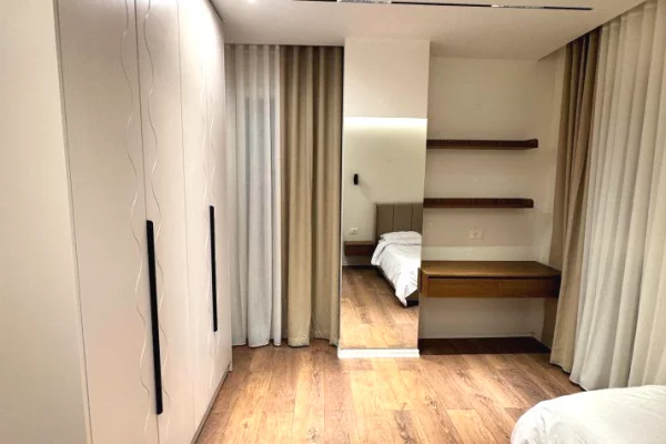 Qera, Apartament 2+1+Post Parkimi, Xhamllik, Tiranë - 900€ | 56 m²