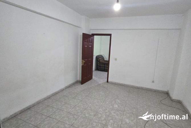 Shtepi ne shitje Apartament ne Tirane, 2+1, Mobilimi Bosh, pa mobiluar, Pagesa 137,000  Euro.