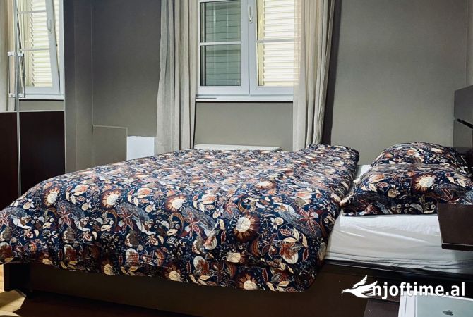 Shtepi me qera Vila Luksoze ne Tirane, 5+1, Mobilimi E mobiluar, Pagesa 900  Euro.