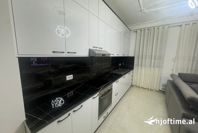Shtepi me qera Apartament ne Tirane, 2+1, Mobilimi E mobiluar, Pagesa 900  Euro.