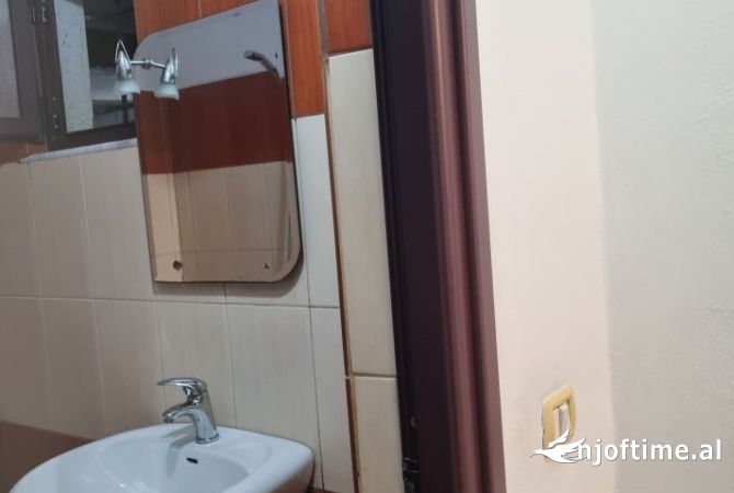 Shtepi me qera Apartament ne Tirane, 1+1, Mobilimi Bosh, pa mobiluar, Pagesa 250  Euro.