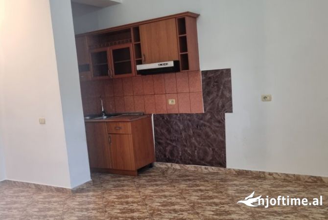 Shtepi me qera Apartament ne Tirane, 1+1, Mobilimi Bosh, pa mobiluar, Pagesa 250  Euro.