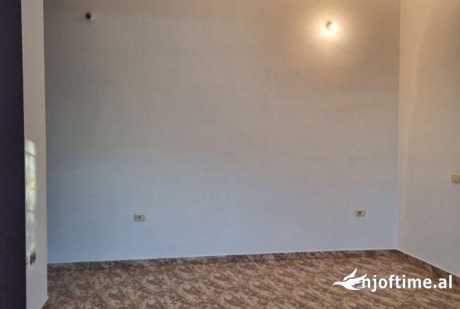 Shtepi me qera Apartament ne Tirane, 1+1, Mobilimi Bosh, pa mobiluar, Pagesa 250  Euro.