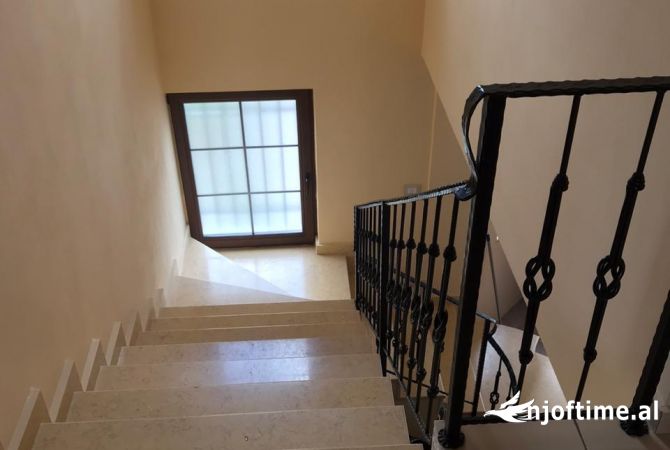 Shtepi me qera Vila Luksoze ne Tirane, 6+1, Mobilimi E mobiluar, Pagesa 1,700  Euro.