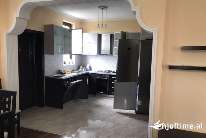 Shtepi me qera Vila Luksoze ne Tirane, 6+1, Mobilimi E mobiluar, Pagesa 1,700  Euro.