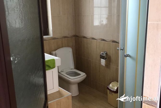 Shtepi me qera Vila Luksoze ne Tirane, 6+1, Mobilimi E mobiluar, Pagesa 1,700  Euro.