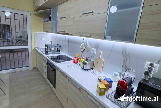 Shtepi me qera Vila Luksoze ne Tirane, 2+1, Mobilimi E mobiluar, Pagesa 1,100  Euro.