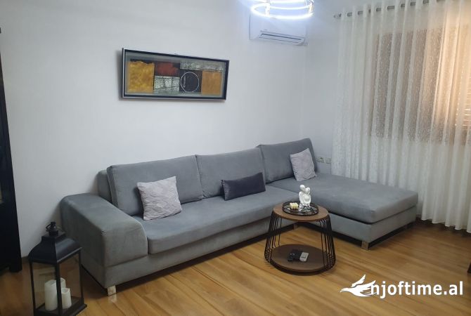 Shtepi me qera Apartament ne Tirane, 3+1, Mobilimi E mobiluar, Pagesa 900  Euro.
