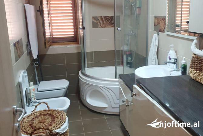 Shtepi me qera Apartament ne Tirane, 3+1, Mobilimi E mobiluar, Pagesa 900  Euro.