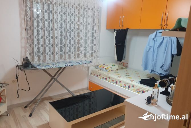 Shtepi me qera Apartament ne Tirane, 3+1, Mobilimi E mobiluar, Pagesa 900  Euro.