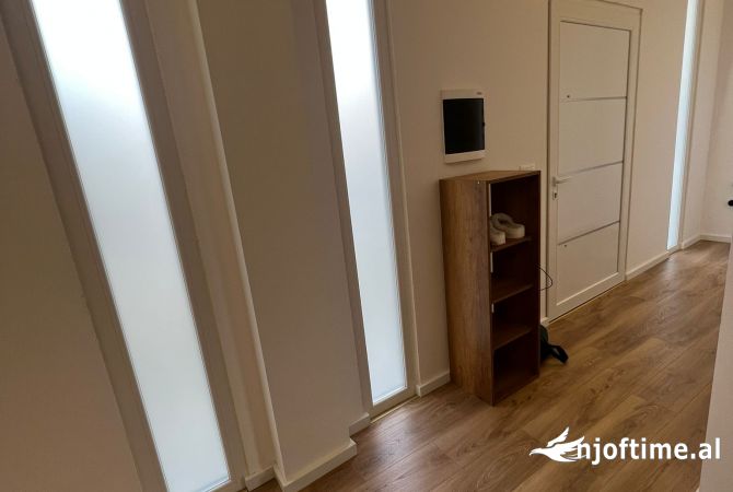 Shtepi me qera Apartament ne Tirane, 3+1, Mobilimi E mobiluar, Pagesa 1,300  Euro.