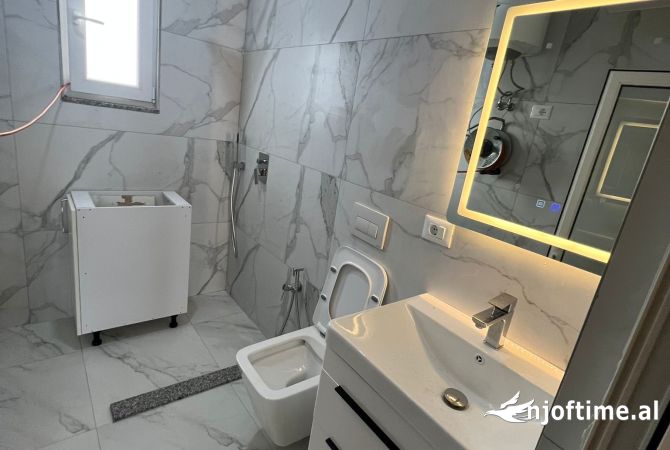 Shtepi me qera Apartament ne Tirane, 3+1, Mobilimi E mobiluar, Pagesa 1,300  Euro.