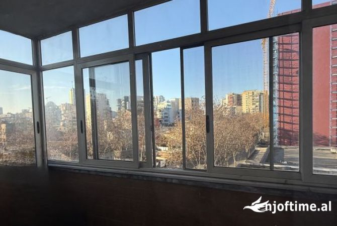 Shtepi ne shitje Apartament ne Tirane, 2+1, Mobilimi E mobiluar, Pagesa 145,000  Euro.